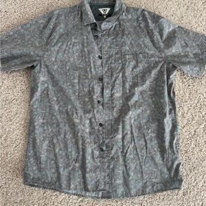 VISSLA Men's Gray Leaf Pattern Short Sleeve Shirt